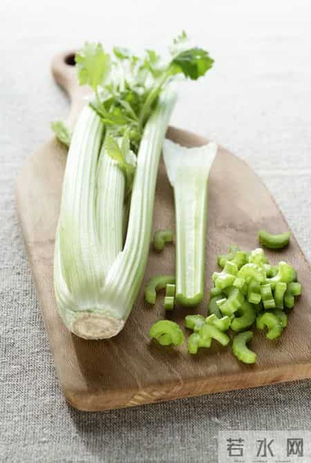 芹菜大量上市！医生再三强调：糖尿病患者吃芹菜，多注意这5点！