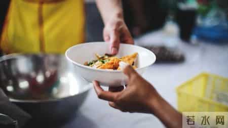 人可以穷，但老了可别好吃懒做装可怜，可怜之人必有可恨之处