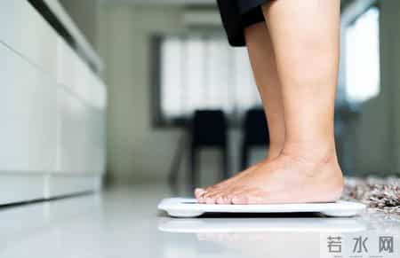 59岁女子因糖尿病离世，医生苦劝：天冷时吃二甲双胍，多注意5点