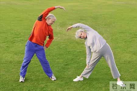 骨质疏松者的坚果食用警报！医生：这5类坚果慎食，影响骨骼健康