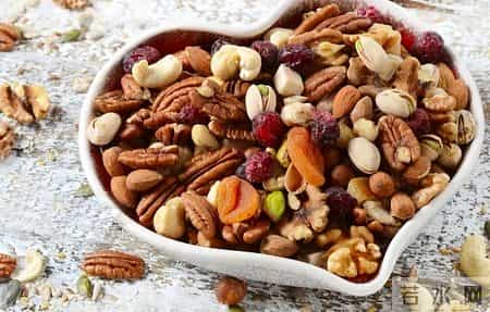 医者发现：坚果一换，每年冠心病致死少一半，这6种坚果，多吃吃