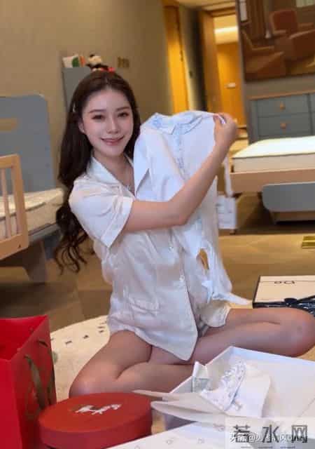 马筱梅拍孕期写真，大方露孕肚打脸喷子，肚大如箩仍貌美如花