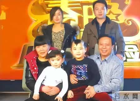 6岁上春晚年入百万，被父母“吸干血”的邓鸣贺，去世前年仅八岁