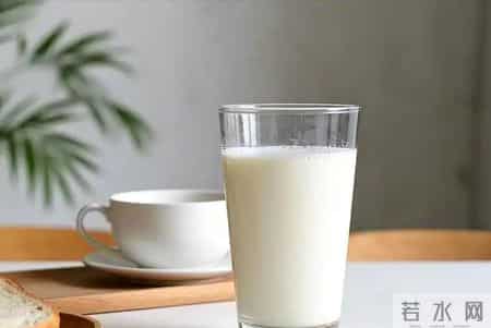 牛奶立大功？医生调查发现：老人若常喝牛奶，这些好处不请自来