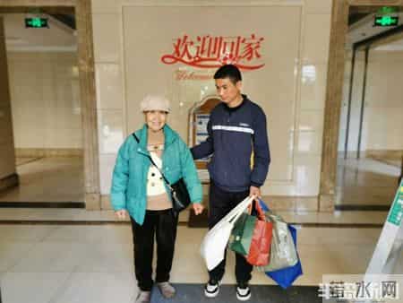 青岛故事｜公交车上一次偶遇，他成了80多岁独居老人的“半个儿”