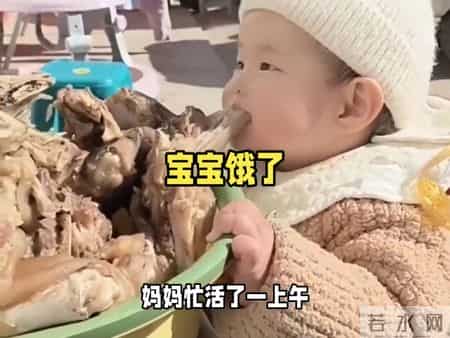 萌娃偷吃肉咬不动急哭了