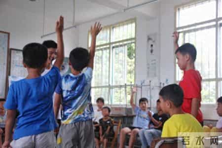 孩子抢答插话是没教养？悄悄告诉你：他用嘴练大脑‘社交缓冲带’