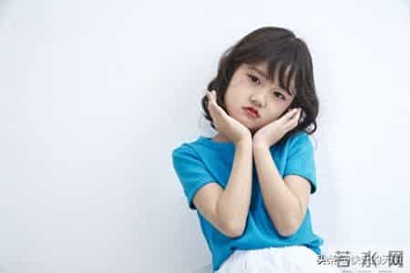 “就是穷”，被小姨“咒骂”没规矩。网友“下次藏在被窝里”！