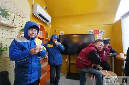 充电宝、保温杯、暖贴，朝阳安贞向新就业群体送上暖心礼包