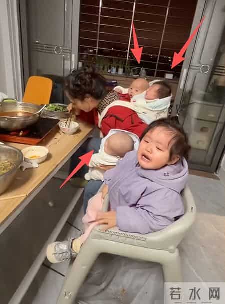 “仇人看了也释怀了”，宝妈抱着三个娃艰难吃饭，网友：自我感动
