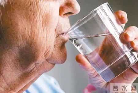 人有没有肾病，看喝水就知？医生：有肾病的人，喝水多会有4异常