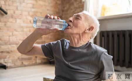 人有没有肾病，看喝水就知？医生：有肾病的人，喝水多会有4异常
