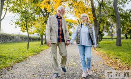 多名院士呼吁：超过67岁的老人，宁可在家看电视，也别出去干这些