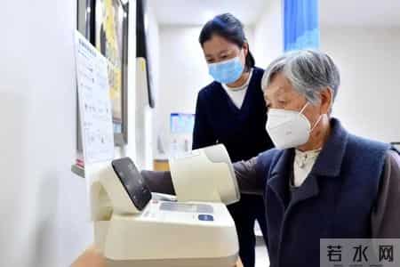 调查发现：喜欢饭后就午睡的老年人，不出半年，身体或有这4变化