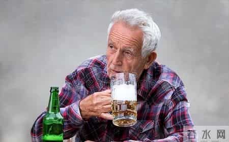 医生研究表明：天天喝酒的糖尿病人，临近65岁多数或有6种异样