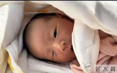 剪脐带剪到手指 这娃到底有多乱动