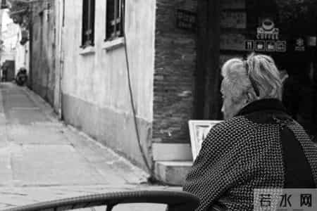 我是一个六十岁的老太太，靠写文章赚钱的滋味，真爽