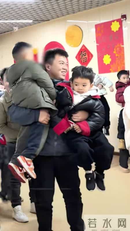 贵阳幼儿园暖心一幕！家长“一抱俩”，这善意托举暖哭全网