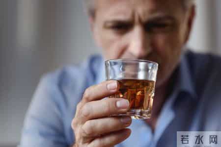 医生研究发现：每日饮酒的高血压人，多数临近63岁或有5种异样