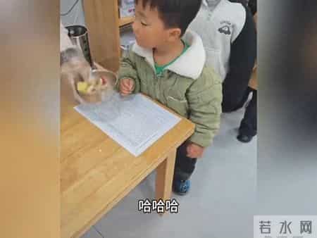 小朋友电量不足，打饭的时候全程恍恍惚惚