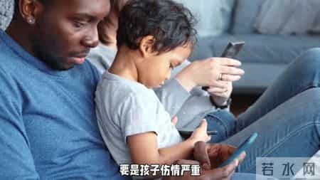 爸爸低头玩手机，孩子冲上马路被撞！妈妈一句话，