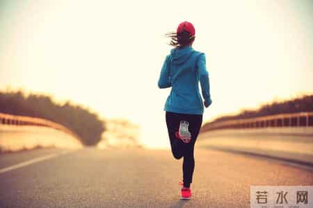 54岁阿姨每天坚持散步，1年后心衰去世，医生无奈：3个习惯不该有