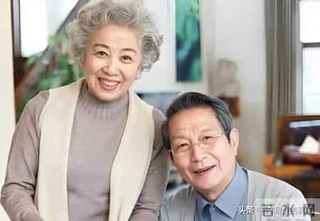 发现一个扎心的真相：很多八九十岁的老人攒下的退休金