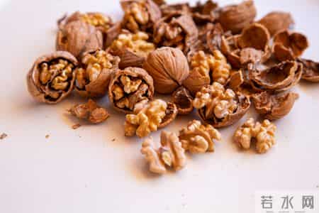 骨质疏松者的坚果食用警报！医生：这5类坚果慎食，影响骨骼健康