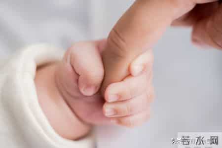 宝宝睡觉总惊跳？别慌！这是大脑在“长个儿”