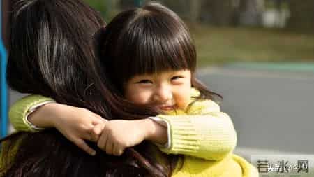 长大“和妈妈不亲”的孩子，其实在小时候就有预兆，父母要早知道