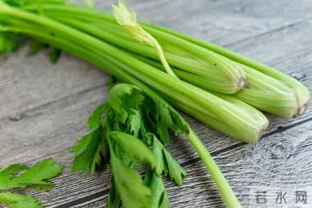 芹菜大量上市！医生再三强调：糖尿病患者吃芹菜，多注意这5点！