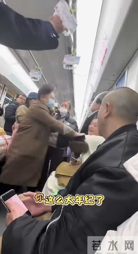 地铁让座不是义务！2025年底这事引28万赞，倚老卖老要不得
