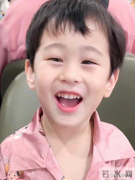 没人能打败三岁半的他，可爱到想一口吃掉