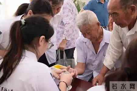 糖尿病最该戒掉的4种食物！经常吃会慢慢“拖垮血糖”，别不听劝