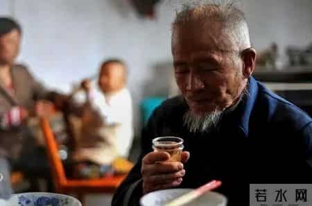 医生研究发现：每日饮酒的高血压人，多数临近60岁或有5种异样