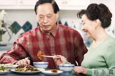 吃饭8分饱被推翻了？医生调查：过了56岁，吃饭尽量要做到这5点