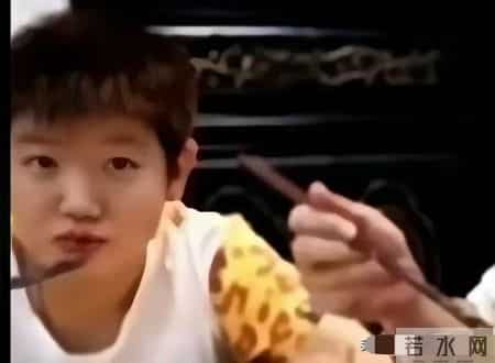 莎莎小时候的样子，莎莎和杨指吃饭，这个小姑娘真的是等比例长大