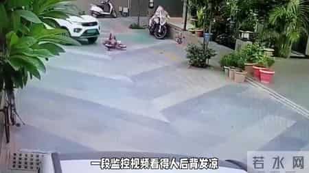 爸爸低头玩手机，孩子冲上马路被撞！妈妈一句话，