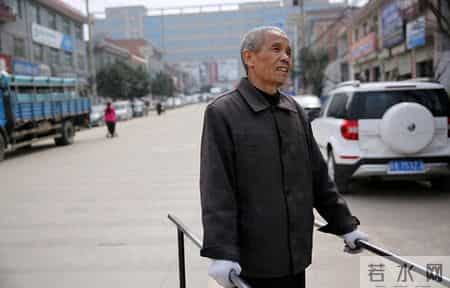 我退休金8000，找了个农村老伴，本想扶贫，结果她亲戚一来就一车