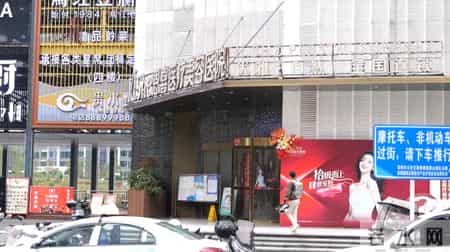 贵阳女子割眼袋遭灼伤，留疤五年未修复，整形医院突然撂挑子！面对记者质疑，经理扬言：还制约不了你们？