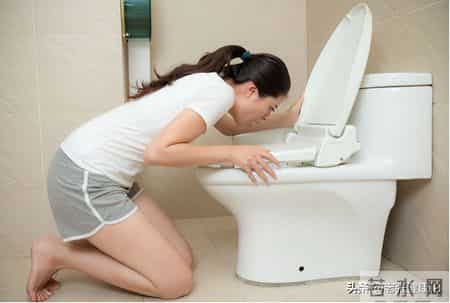 维生素千万别乱吃！吃多了可能中毒、肝损伤，尤其是2种维生素！