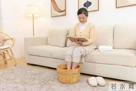 山东一66岁大妈喜欢睡前泡脚，不久脑梗去世，医生怒斥：太无知了