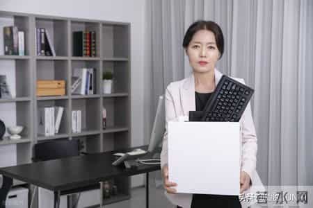 为什么中年失业后，有人越混越差，有人逆风翻盘？三个思维差异