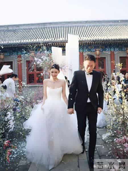 马筱梅拍孕期写真，大方露孕肚打脸喷子，肚大如箩仍貌美如花