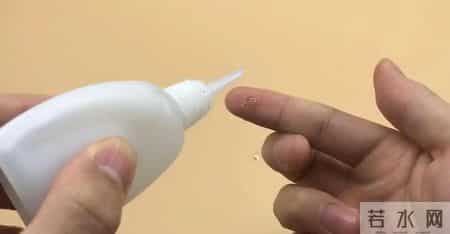 520胶水溅进孩子眼睛，妈妈30分钟救娃视力，医生：回家吧