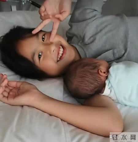 包文婧晒8个月胖儿子！10岁饺子一句话太戳心，压岁钱全给弟弟