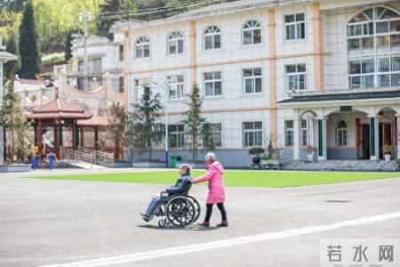 一个老护工大实话：在养老院，没人敢欺负的老人，往往不是有钱人