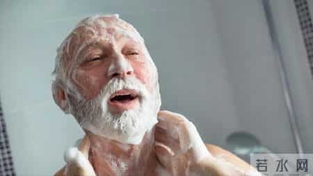 男生洗澡全过程“曝光”：多搓这4个部位，或能省下不少医药费