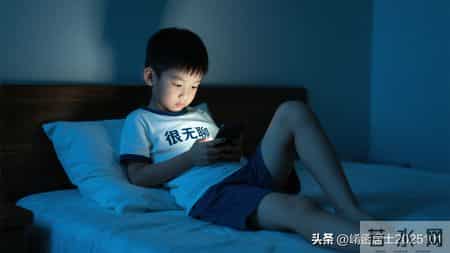 孩子有没有抑郁，从“周末晚上”表现就能看出来，父母们别不在意