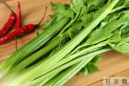 42 岁女性患上高血脂，天天吃芹菜，2 个月后复查，医生：你咋做到